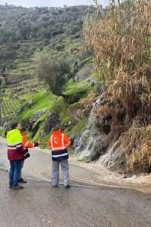 Água a escorrer pela estrada que dá acesso a Alvações do Corgo.